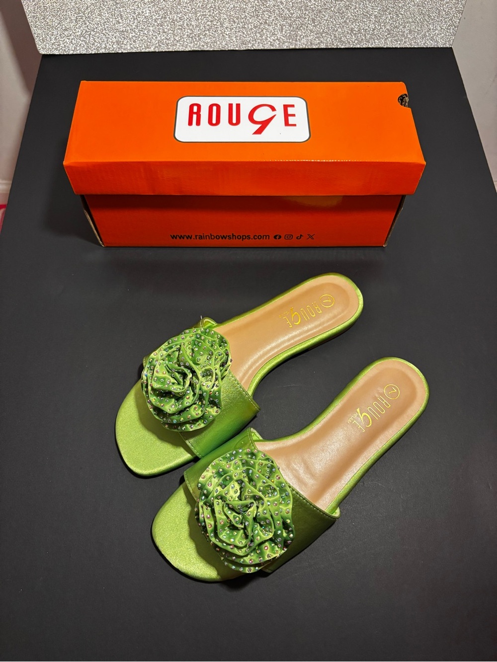 BRAND NEW Lime Green Bedazzled Satin Sandals!💚 cute & subtle for the summertime